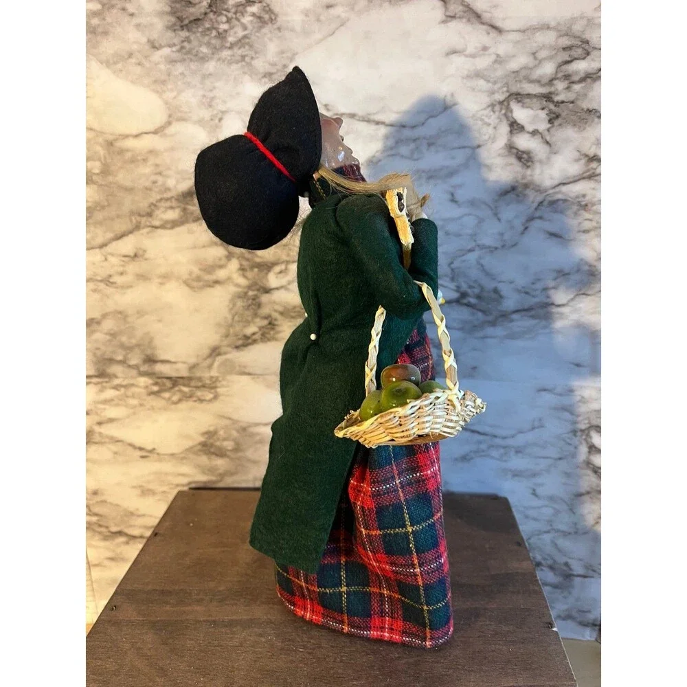 Byers Choice Carolers 1995 Woman w/Goose in Basket Gifts Bread Apple Basket